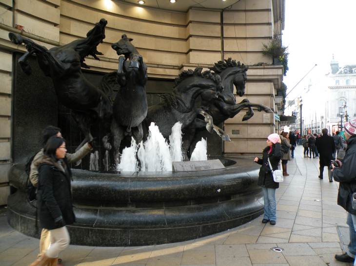  Fontaine aux chevaux